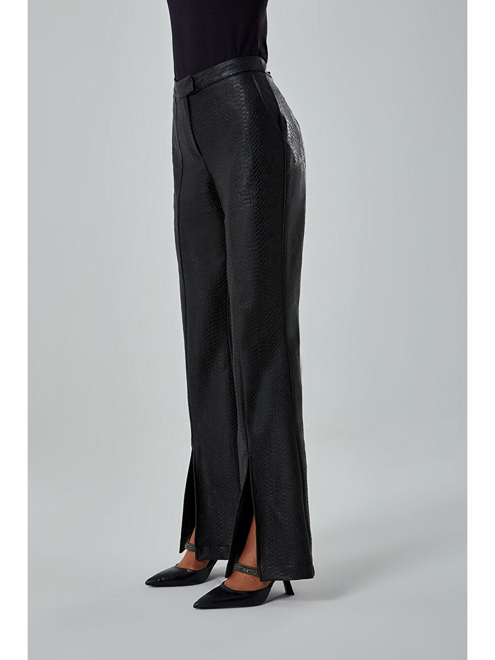 Yılan Deri Detaylı Siyah Pantolon
