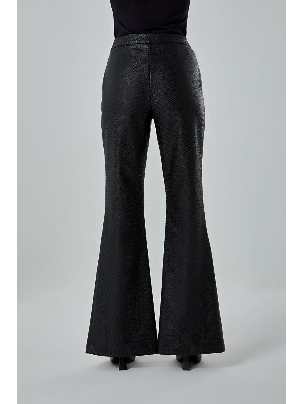 Yılan Deri Detaylı Siyah Pantolon-3