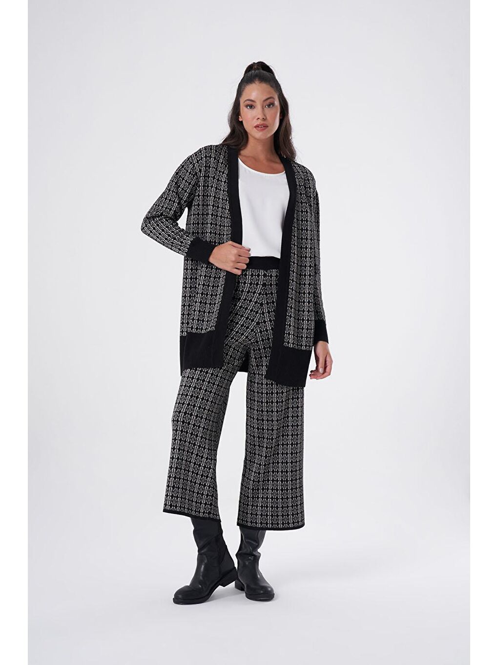 M Desenli Triko Siyah Pantolon-1