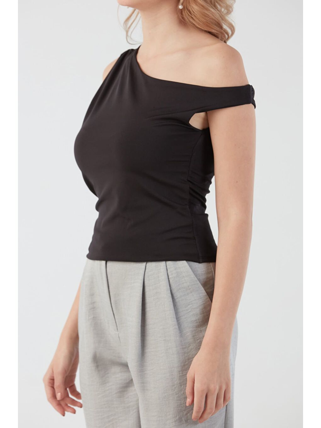 Siyah Yanları Drapeli Tek Kol Bluz-4