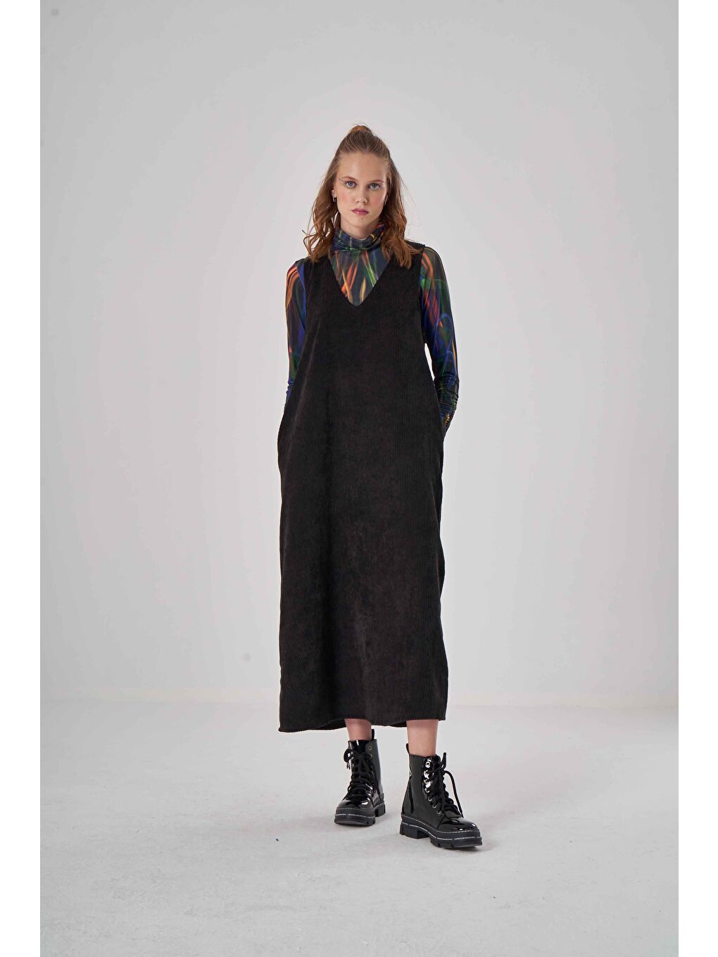 V Yaka Siyah Kadife Elbise