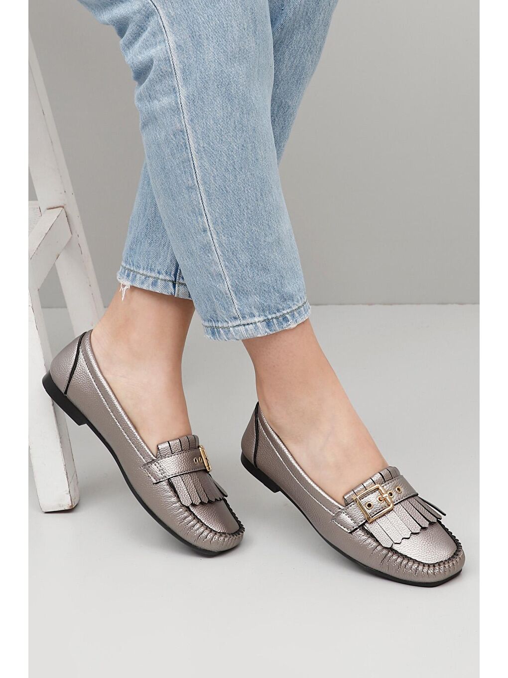 Gri Yuvarlak Burun Düz Taban Tokalı Püsküllü Kadın Babet 30151