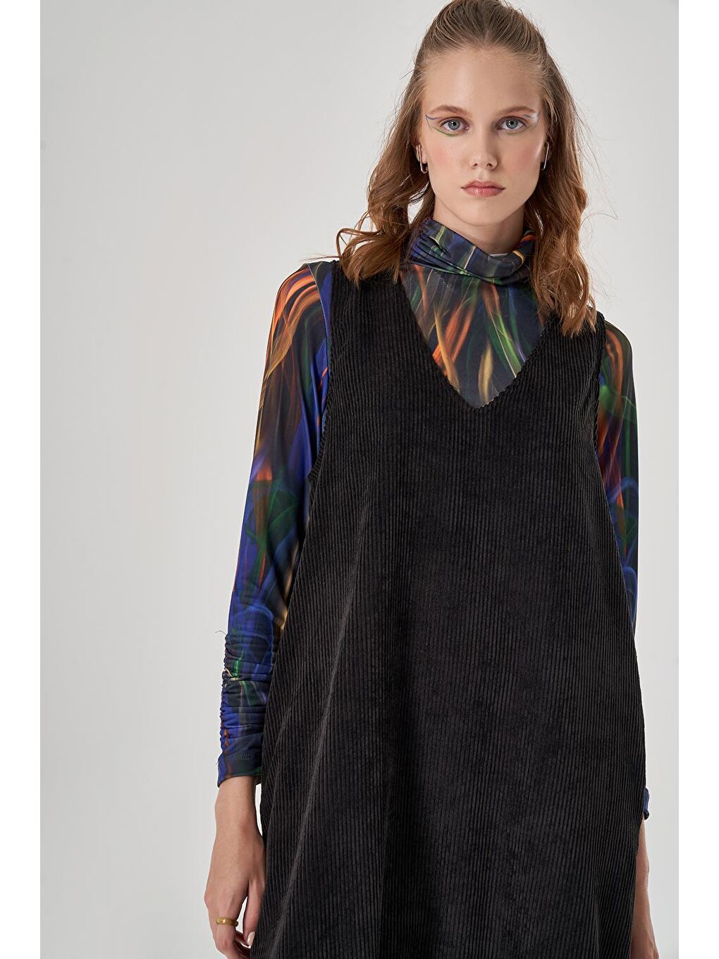 V Yaka Siyah Kadife Elbise-4