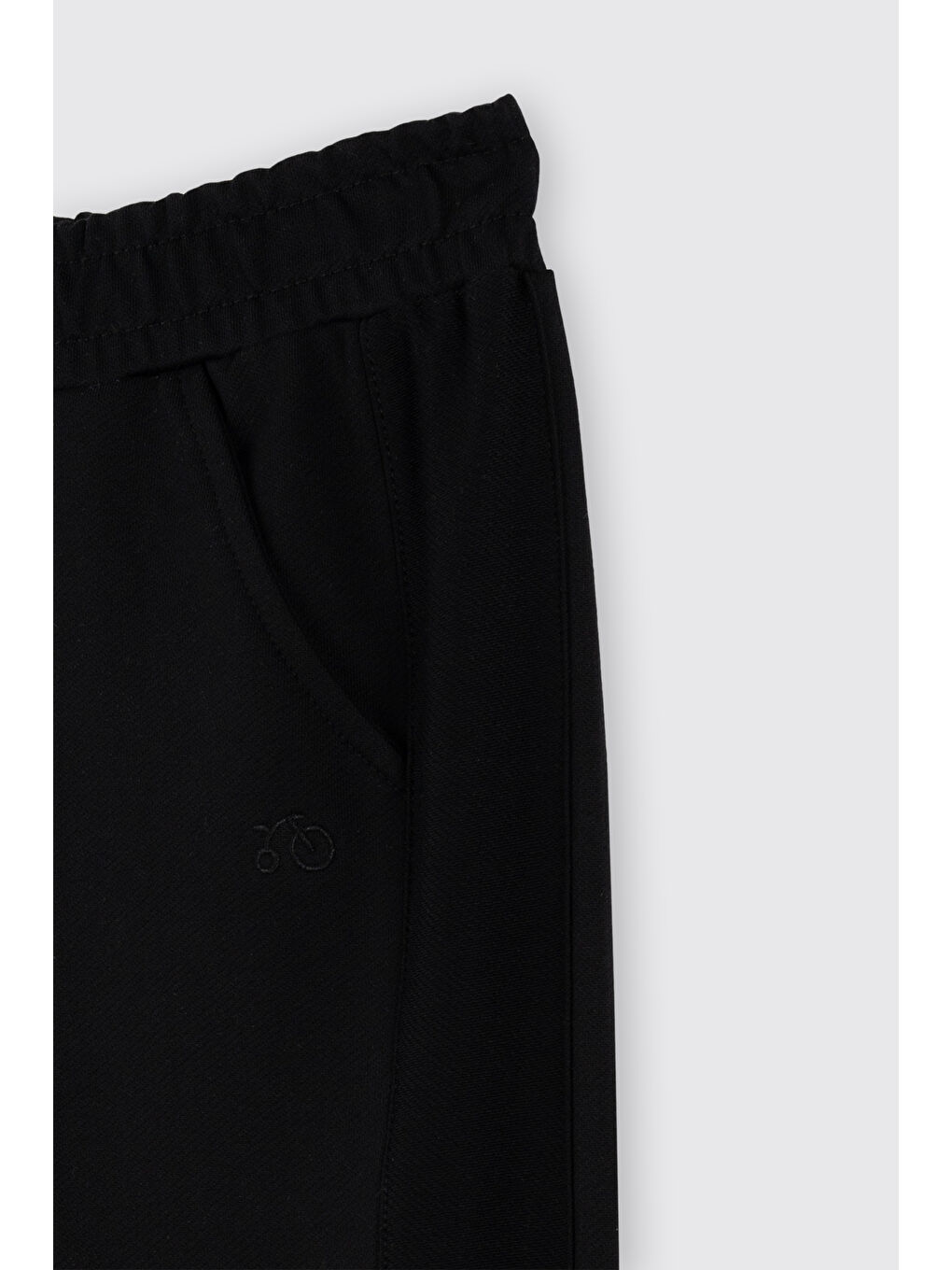 Erkek Çocuk Cepli Bilek Boy Siyah Eşofman Altı-1