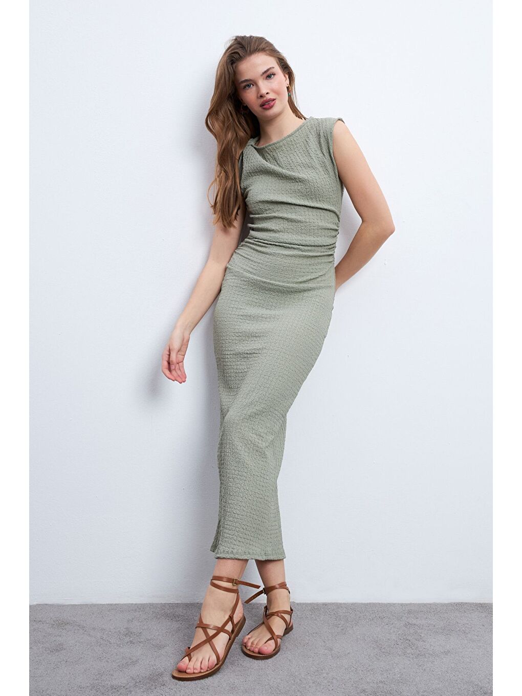 Kadın Yeşil Omuz Büzgülü Midi Boy Bürümcük Elbise-2
