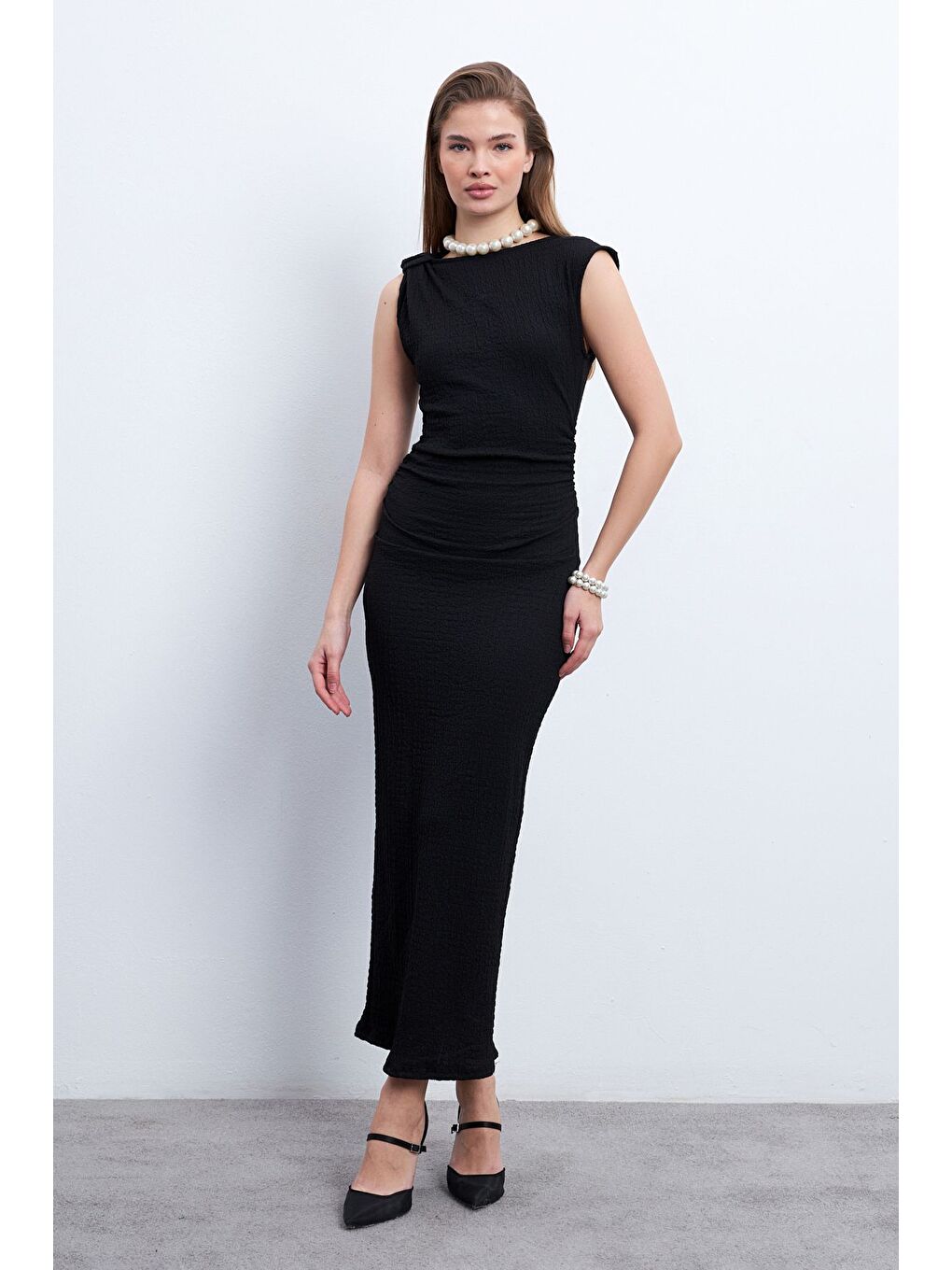 Kadın Siyah Omuz Büzgülü Midi Boy Bürümcük Elbise