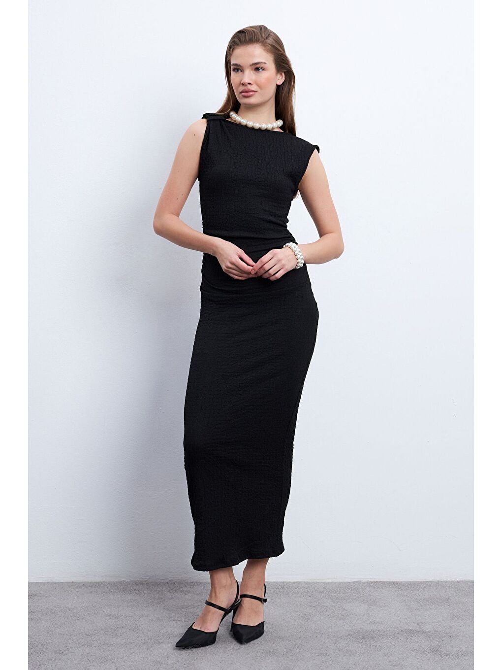 Kadın Siyah Omuz Büzgülü Midi Boy Bürümcük Elbise-1