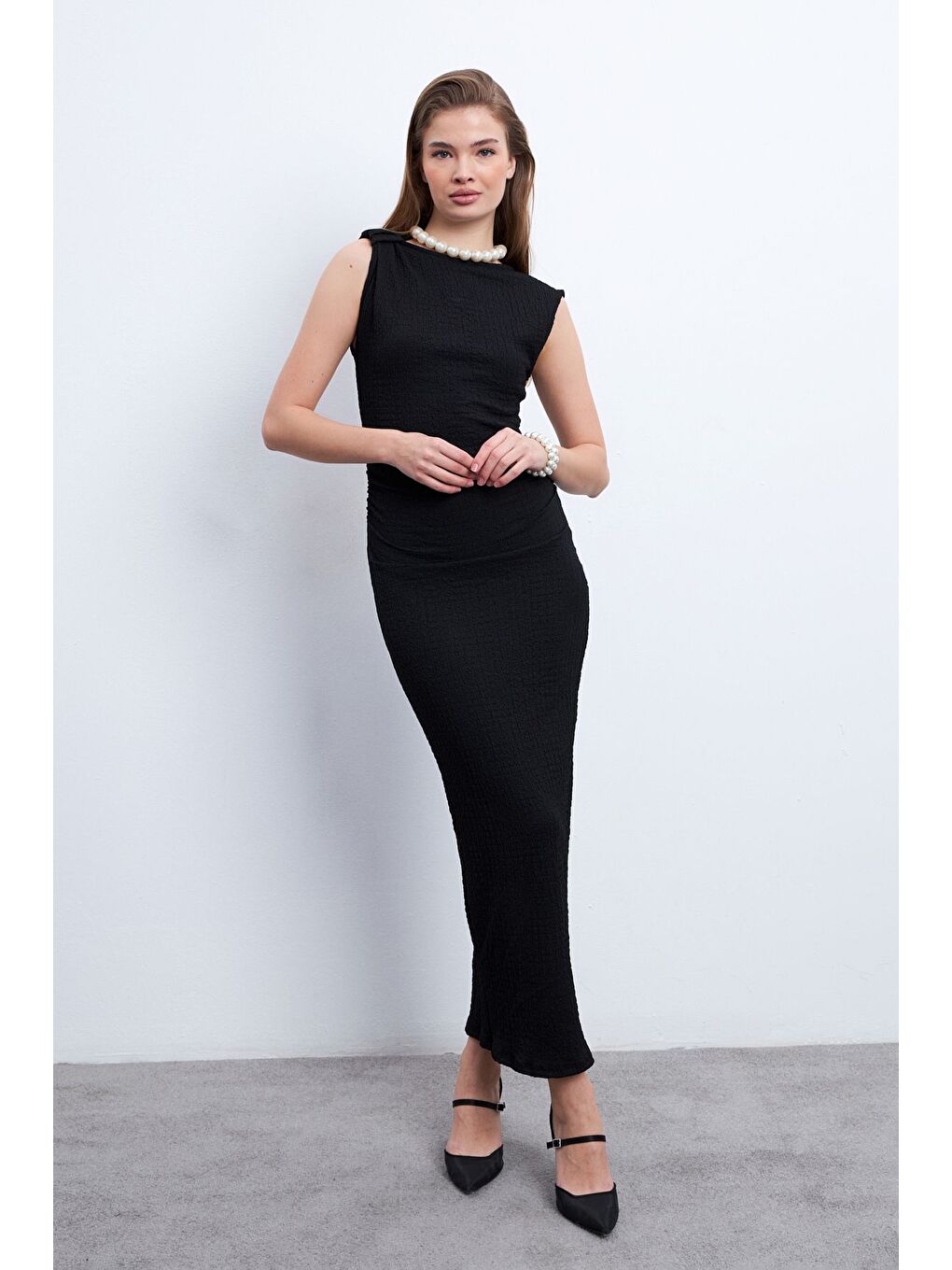 Kadın Siyah Omuz Büzgülü Midi Boy Bürümcük Elbise-2