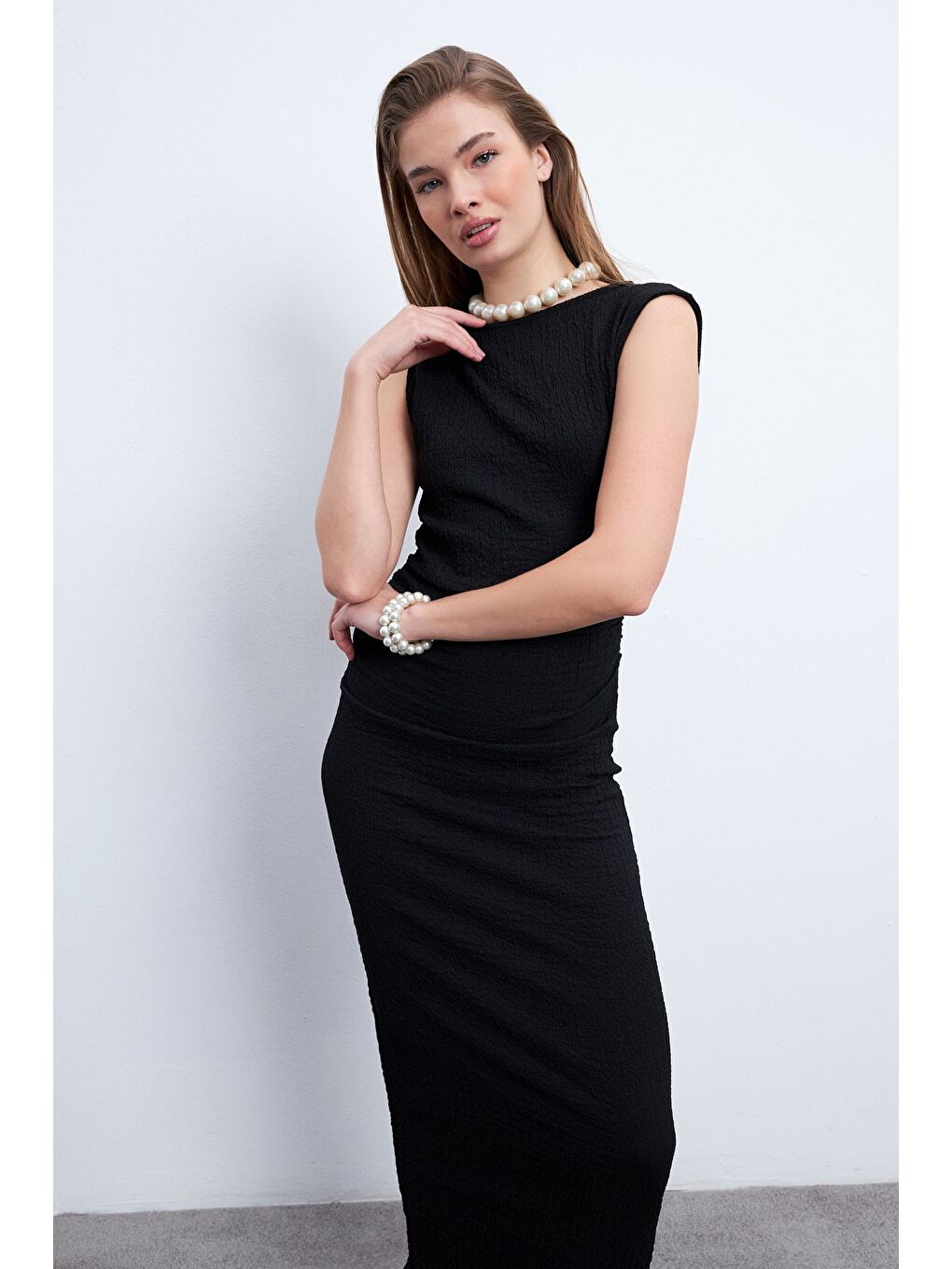 Kadın Siyah Omuz Büzgülü Midi Boy Bürümcük Elbise-3
