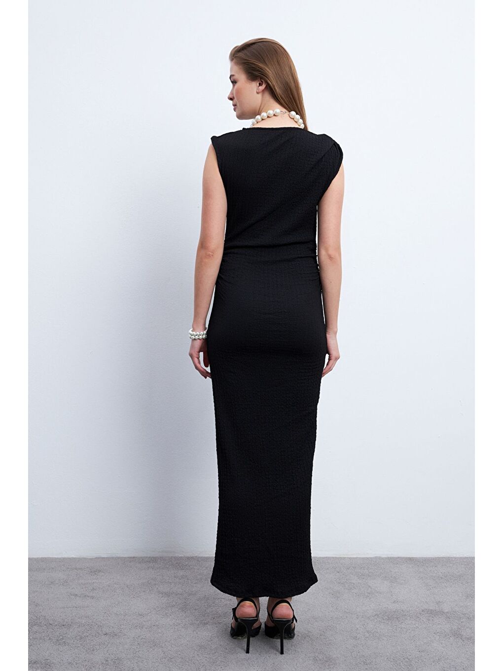 Kadın Siyah Omuz Büzgülü Midi Boy Bürümcük Elbise-4