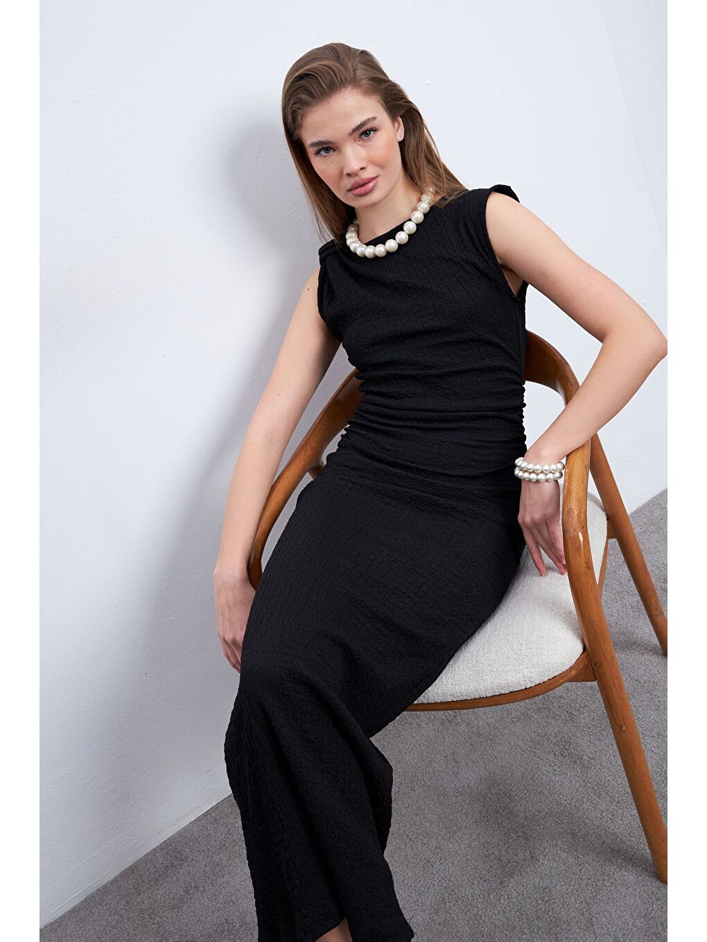 Kadın Siyah Omuz Büzgülü Midi Boy Bürümcük Elbise-5