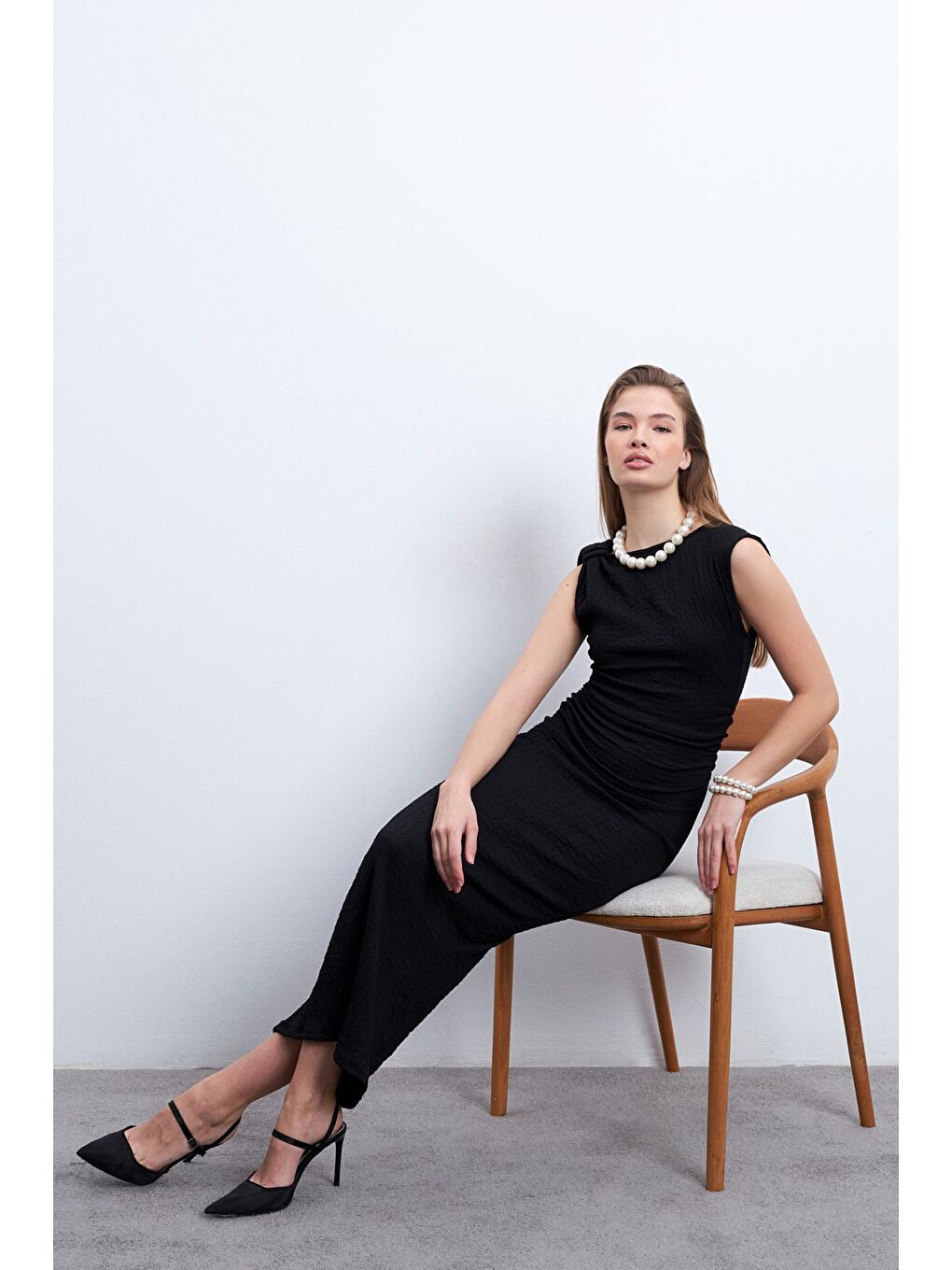 Kadın Siyah Omuz Büzgülü Midi Boy Bürümcük Elbise-6