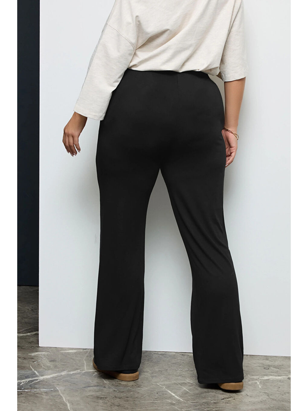 Siyah Büyük Beden Beli Lastikli ve Bağcıklı Cepsiz Paçası Geniş Pantolon 037392-10