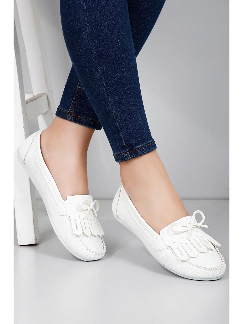 Beyaz Yuvarlak Burun Düz Taban Püsküllü Fiyonklu Kadın Babet 30226