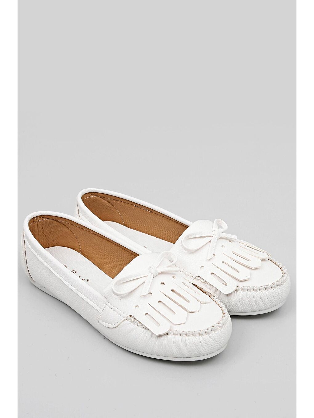 Beyaz Yuvarlak Burun Düz Taban Püsküllü Fiyonklu Kadın Babet 30226-1