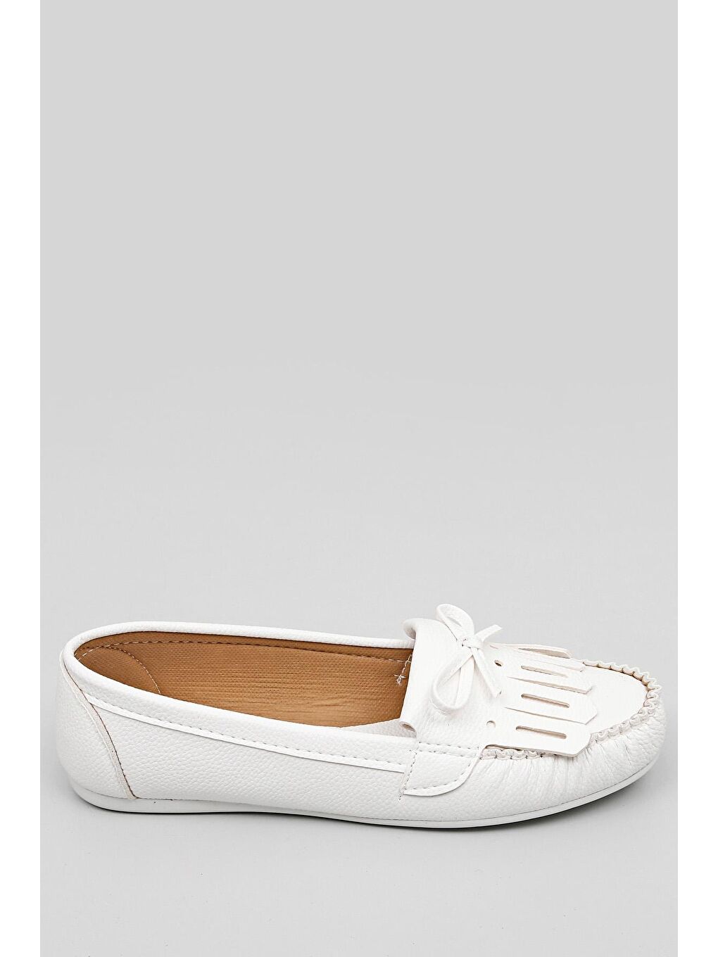 Beyaz Yuvarlak Burun Düz Taban Püsküllü Fiyonklu Kadın Babet 30226-3