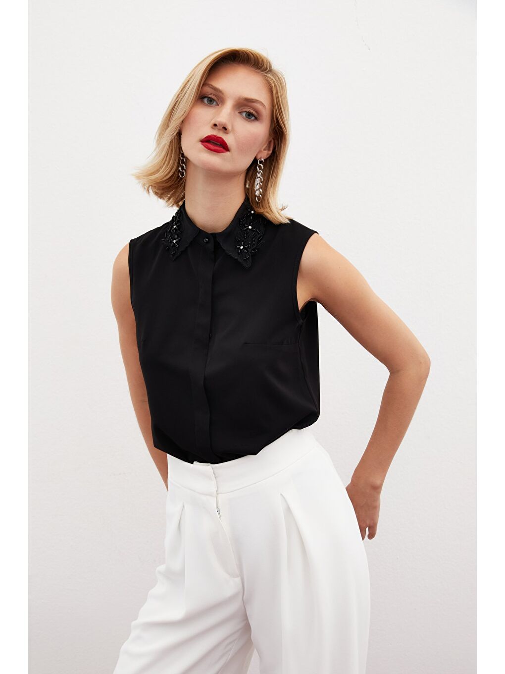 Yaka İşlemeli Kolsuz Gömlek - Siyah