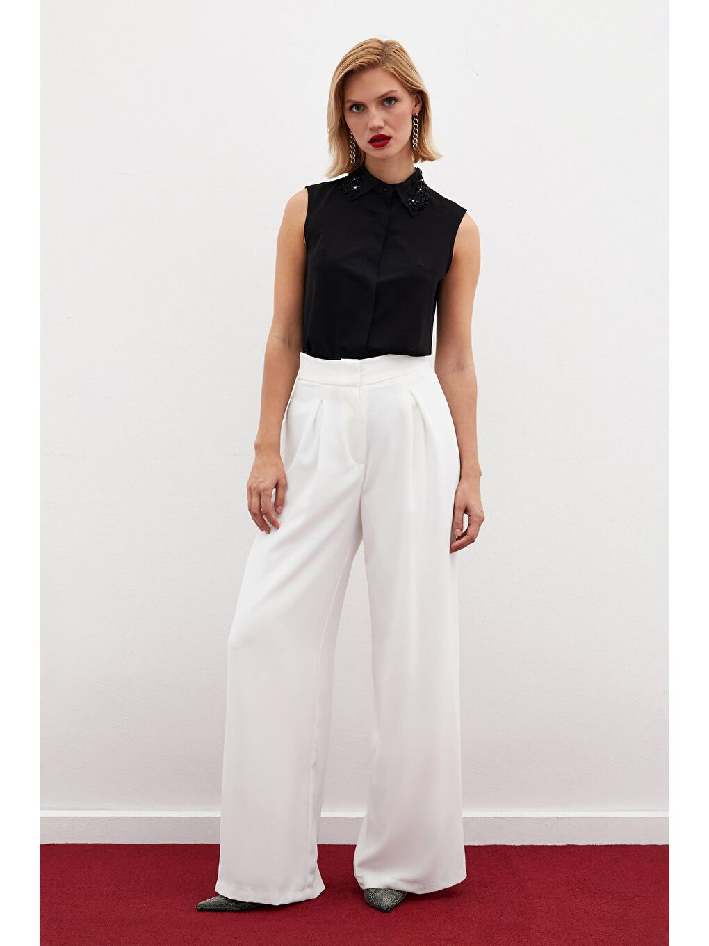 Yaka İşlemeli Kolsuz Gömlek - Siyah-1