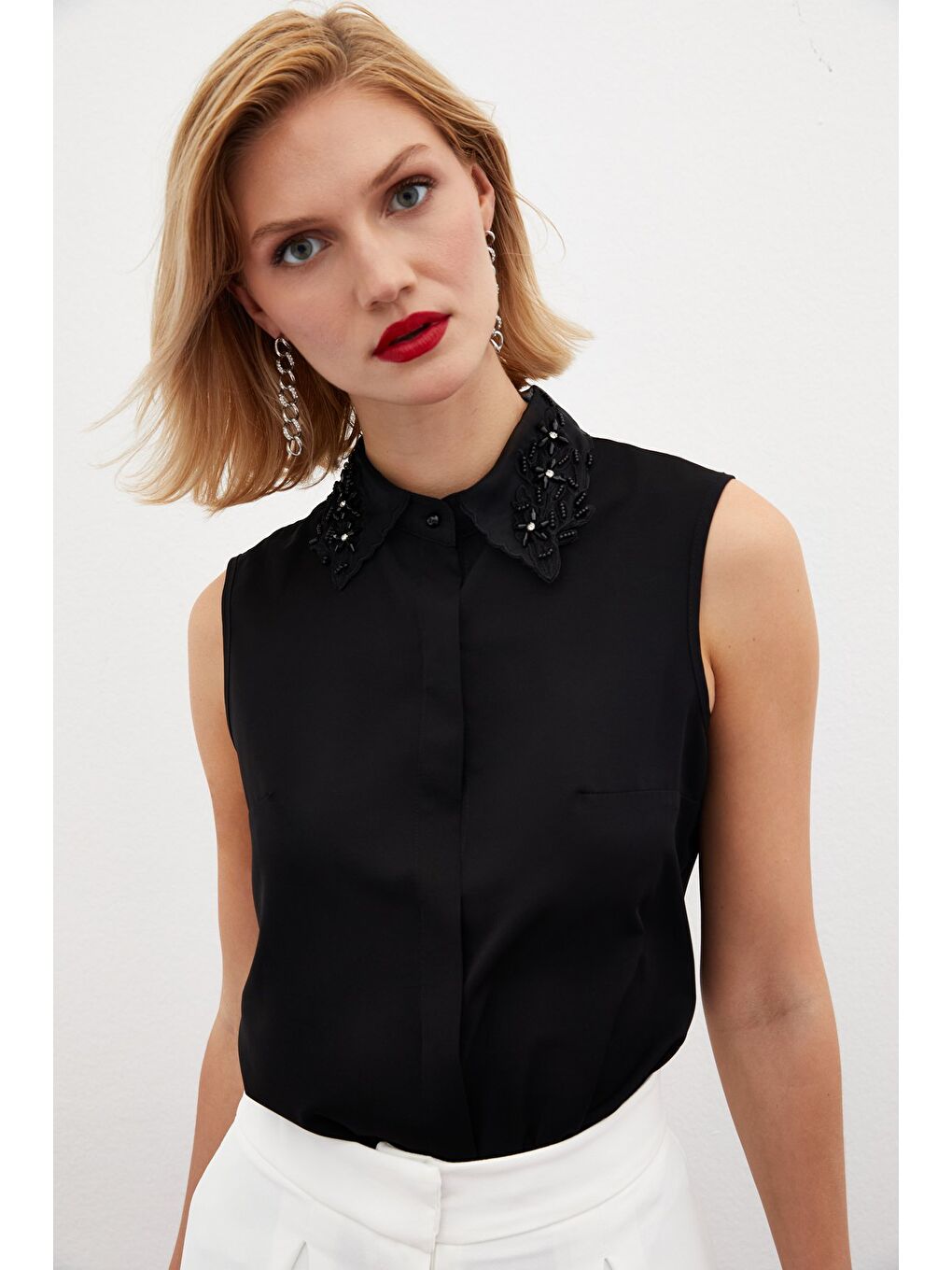 Yaka İşlemeli Kolsuz Gömlek - Siyah-4