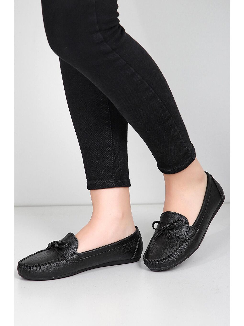 Siyah Yuvarlak Burun Düz Taban Fiyonklu Kadın Babet 30100-2