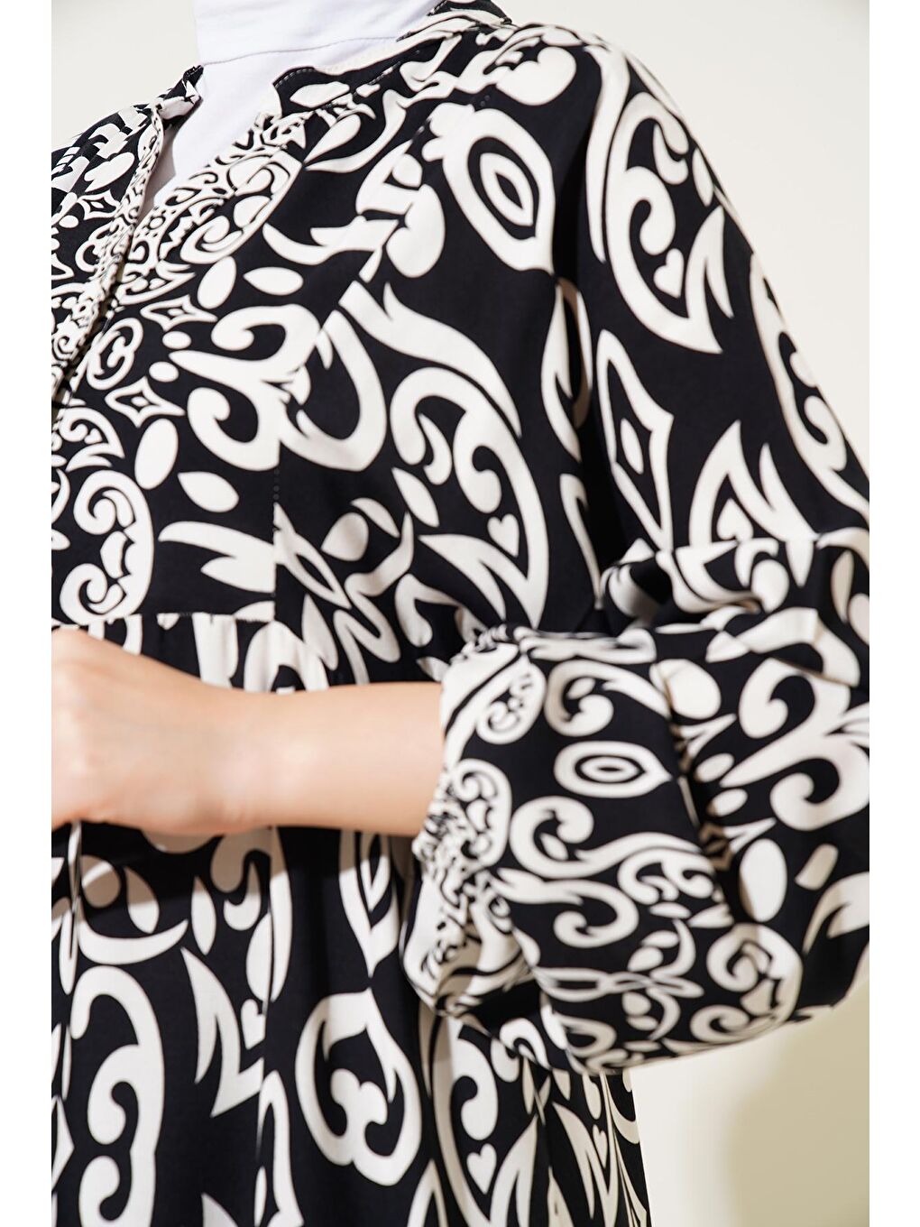 2423 Otantik Desenli Tesettür Elbise - Siyah-4