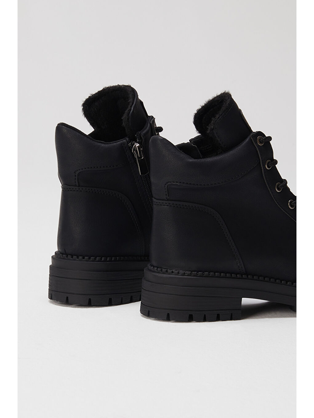 Kadın Siyah Cilt Rahat Kalıp Kalın Taban Bağcıklı ve Fermuarlı Bot-3