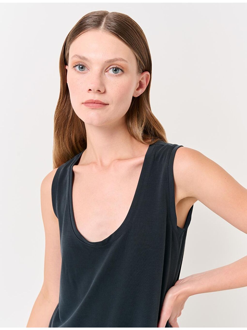 Siyah U Yaka Kolsuz Basic Midi Elbise-1