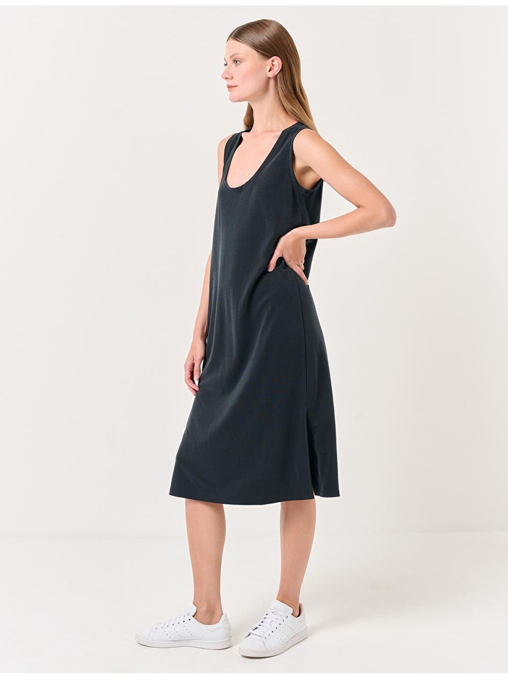 Siyah U Yaka Kolsuz Basic Midi Elbise-2