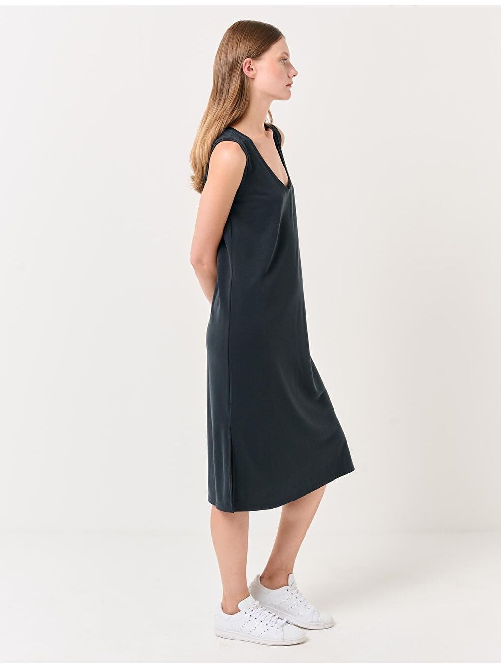 Siyah U Yaka Kolsuz Basic Midi Elbise-3