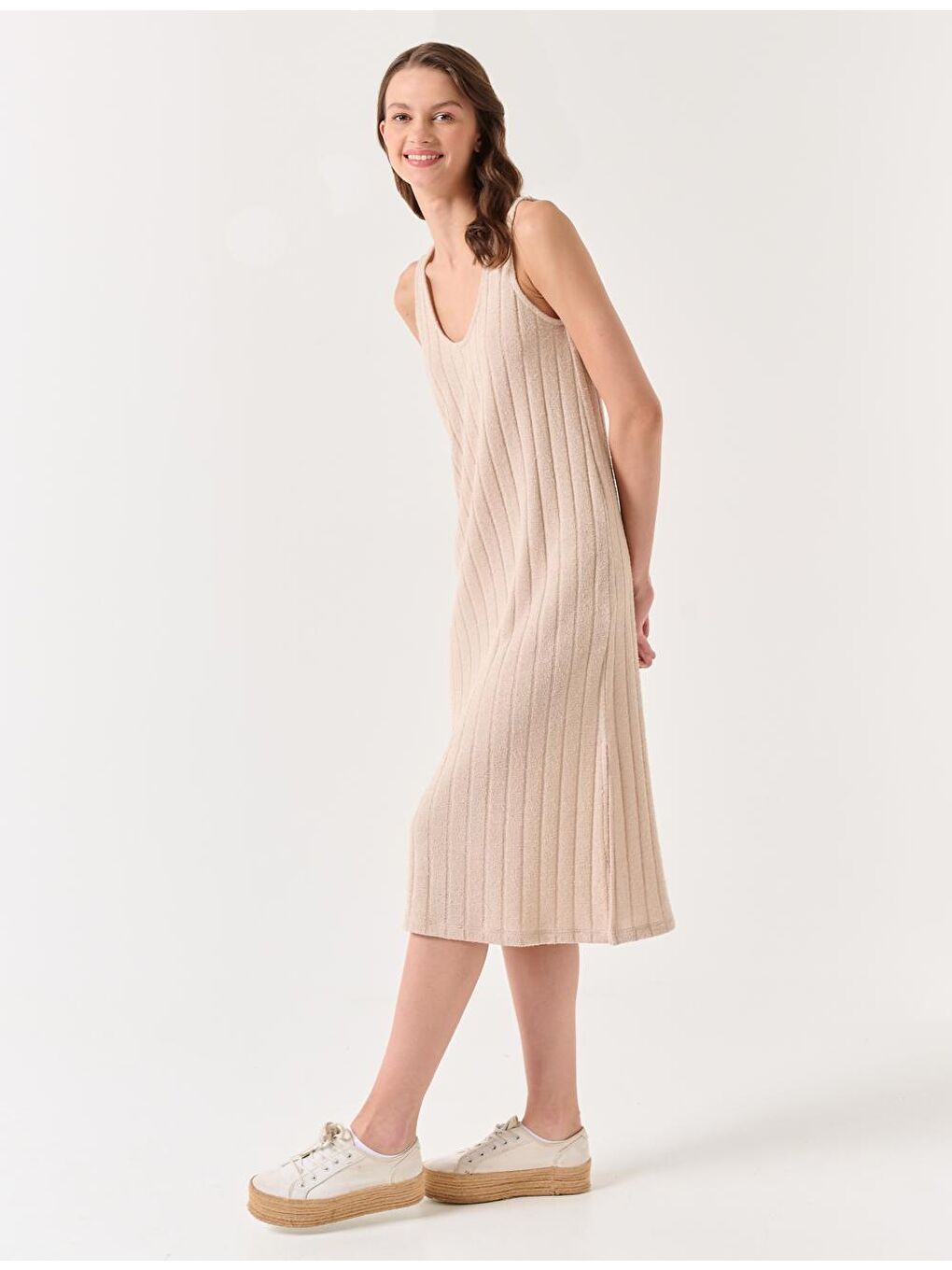 Bej Taş U Yaka Kolsuz Yırtmaçlı Midi Elbise