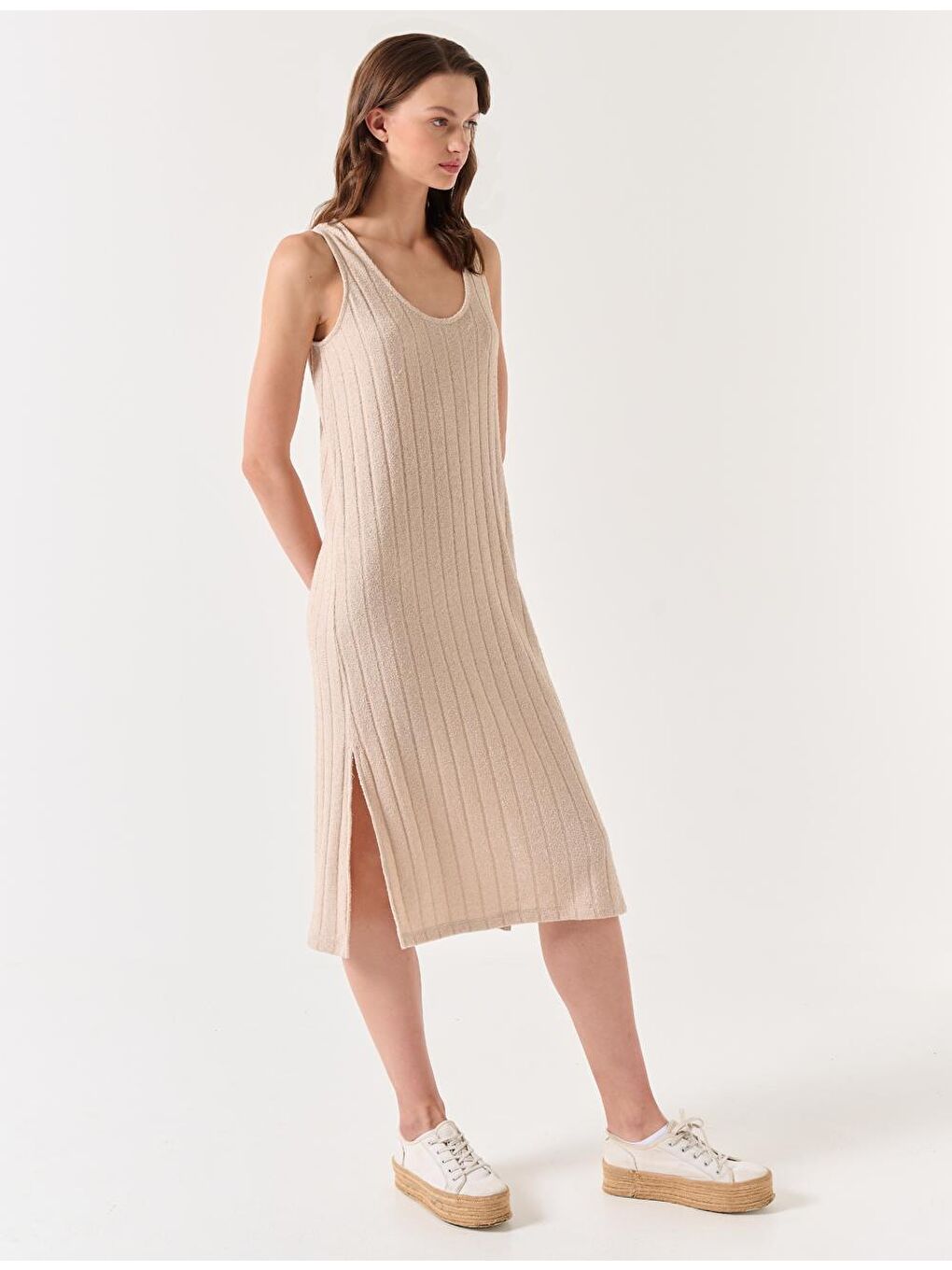 Bej Taş U Yaka Kolsuz Yırtmaçlı Midi Elbise-1