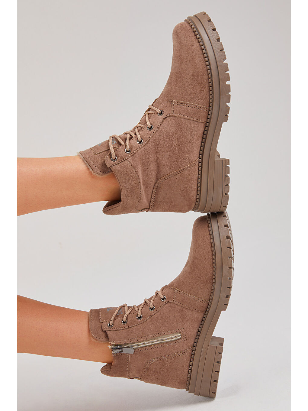 Bej Kadın Vizon Rahat Kalıp Kalın Taban Bağcıklı ve Fermuarlı Bot-1