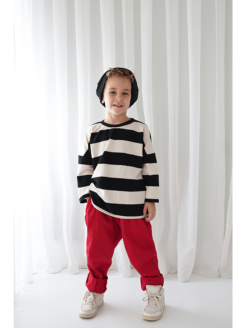 Kırmızı Gabardin Carrot Pantolon + 2 İplik Siyah Beyaz Çizgili Sweat