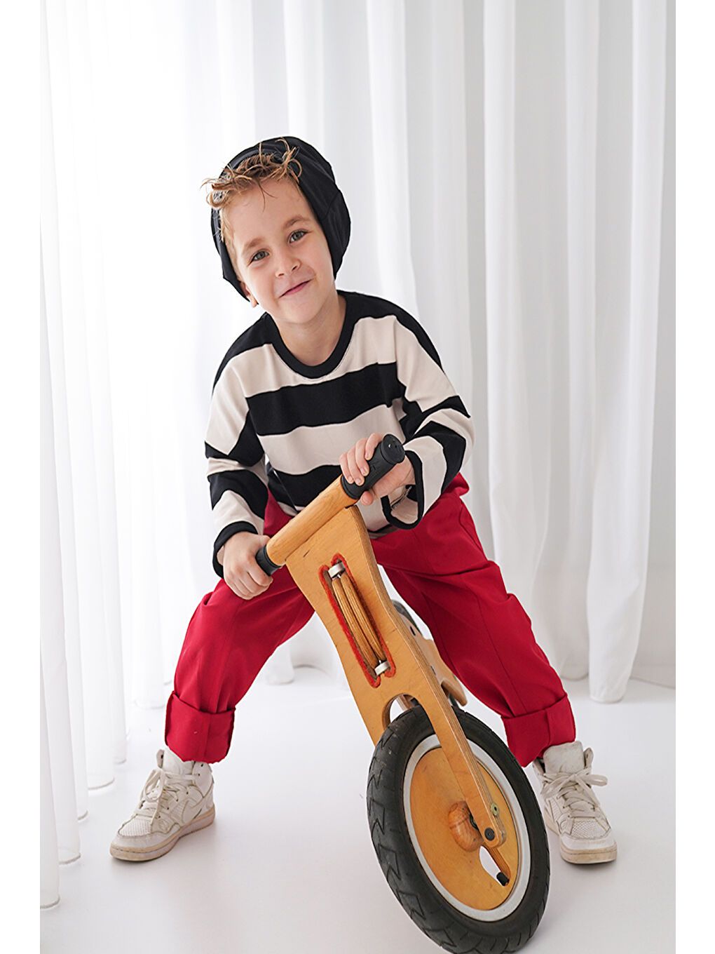 Kırmızı Gabardin Carrot Pantolon + 2 İplik Siyah Beyaz Çizgili Sweat-1