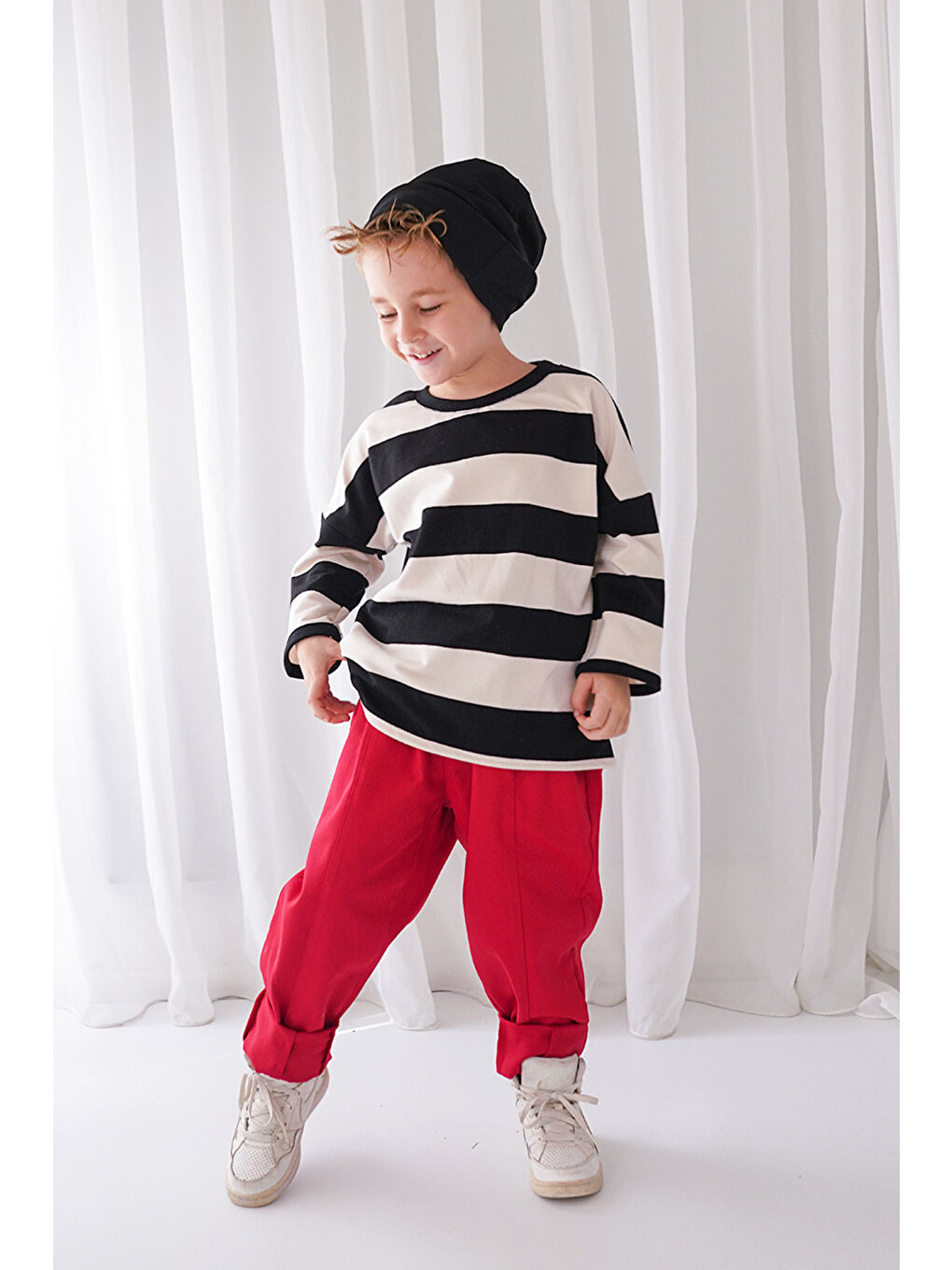 Kırmızı Gabardin Carrot Pantolon + 2 İplik Siyah Beyaz Çizgili Sweat-2