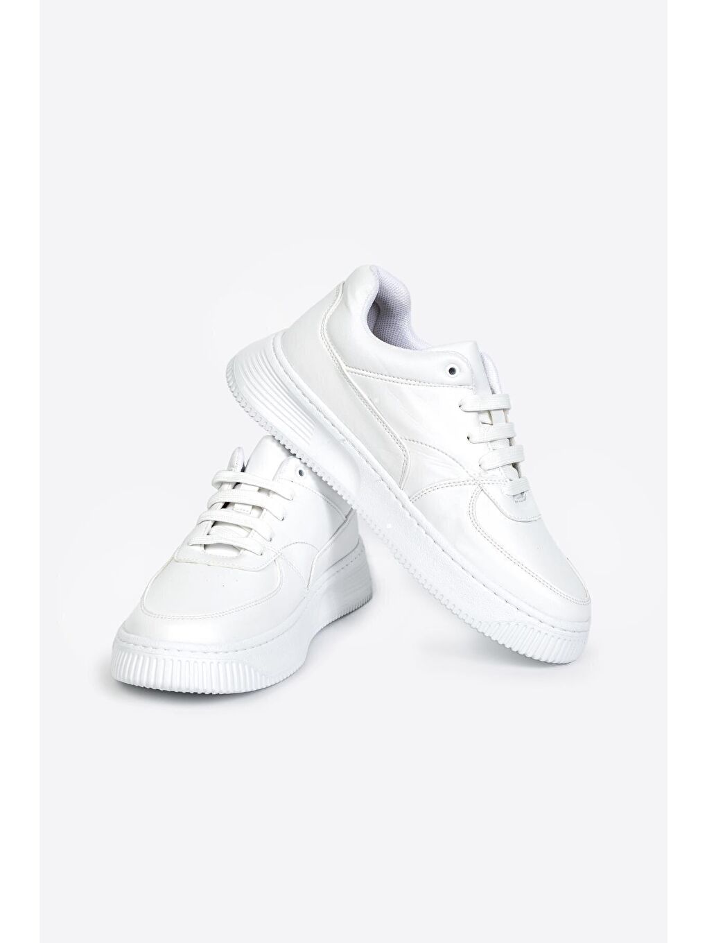 Beyaz Yuvarlak Burunlu Bağcıklı Erkek Günlük Spor Ayakkabı