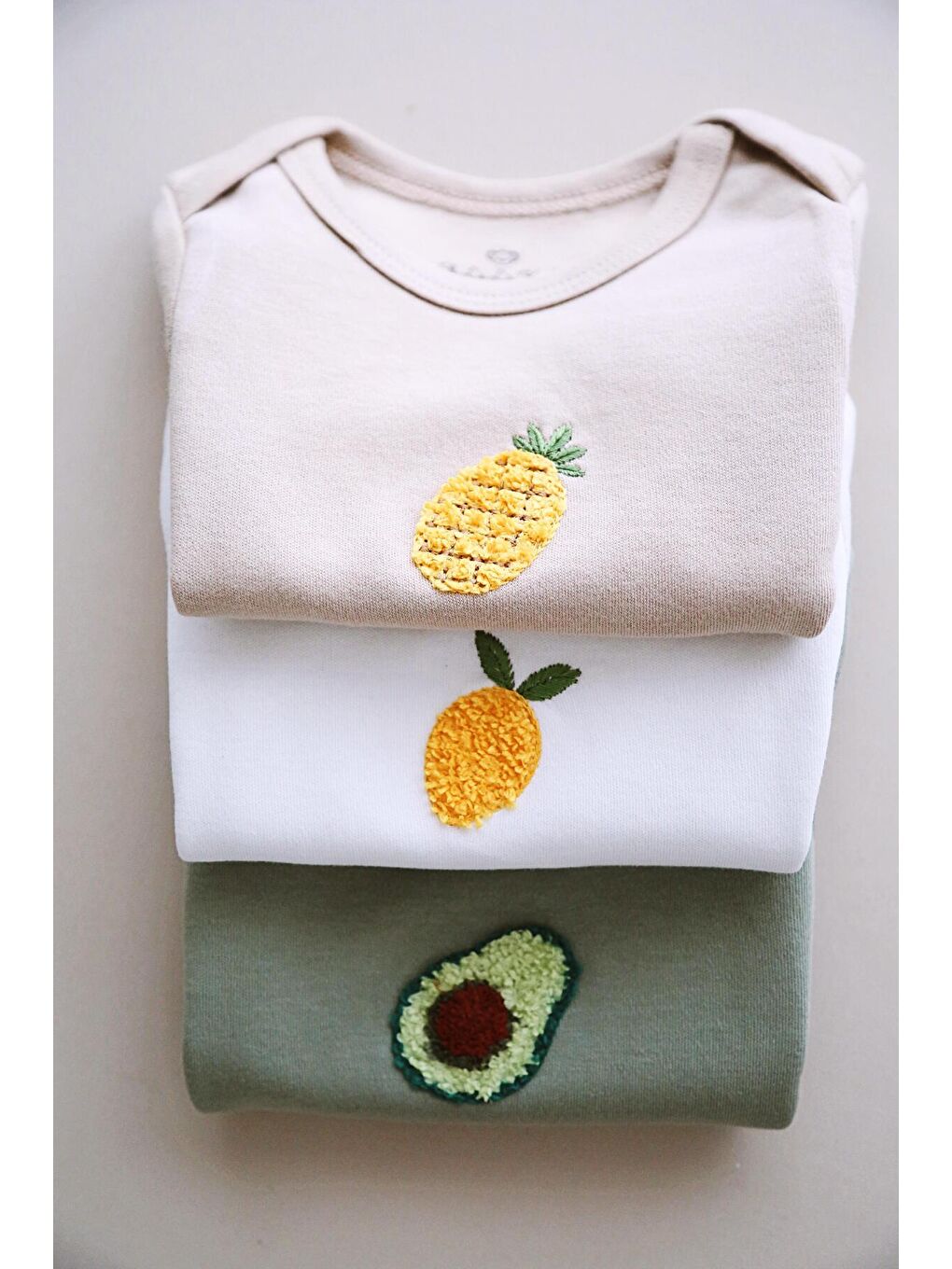 Beyaz 3lü Nakışlı Çıtçıtlı Kısa Kollu Body Zıbın Model 3-8