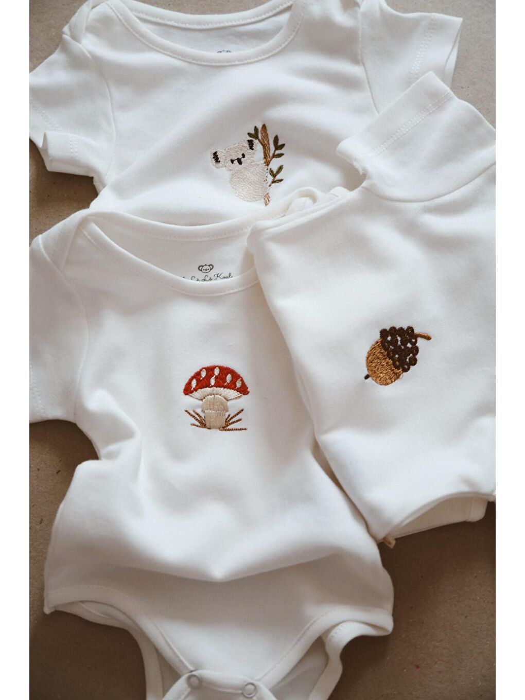 Beyaz 3lü Nakışlı Çıt Çıtlı Kısa Kollu Body Zıbın Model 1-2