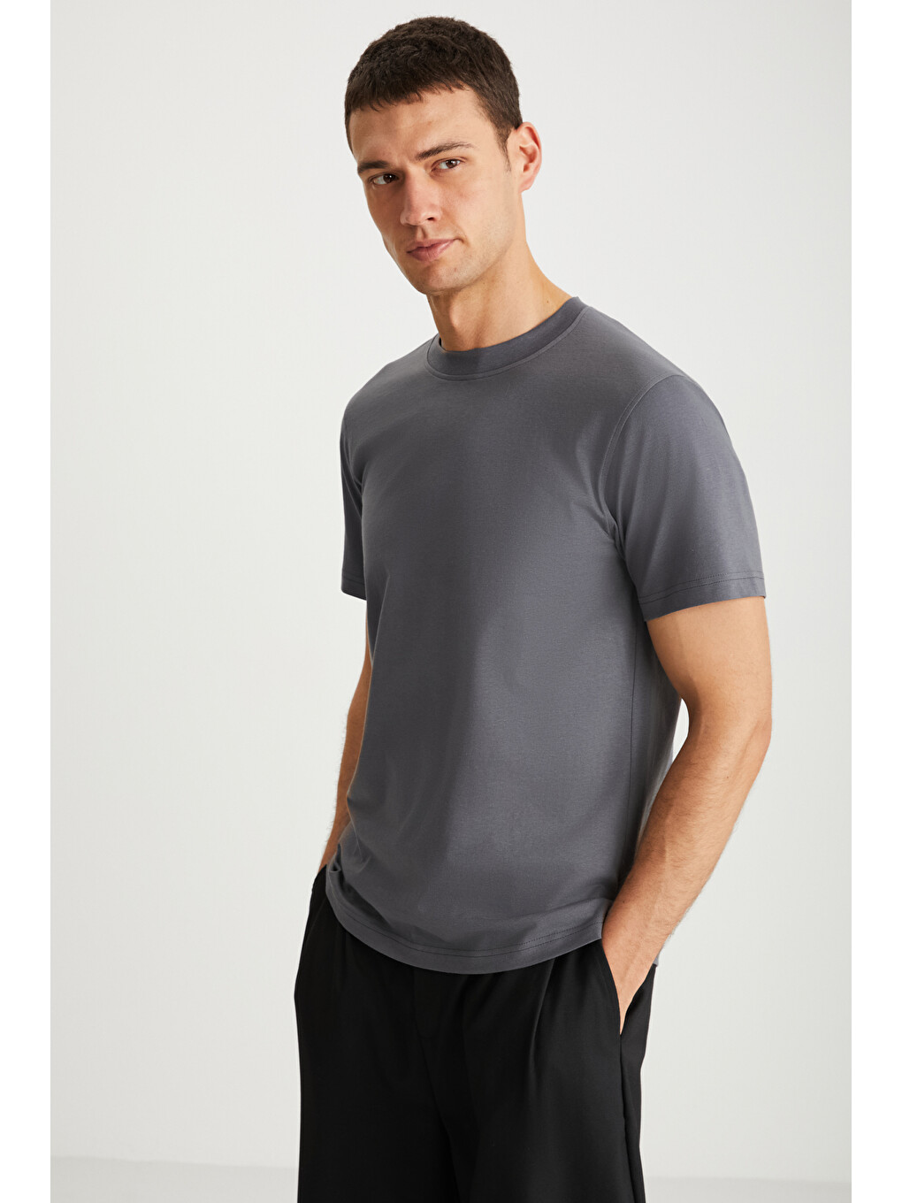 Erkek Slim Fit Dar Kesim %100 Organik Pamuklu Yana Kayan Dikişli Basic Örme Koyu Gri Tişört-1