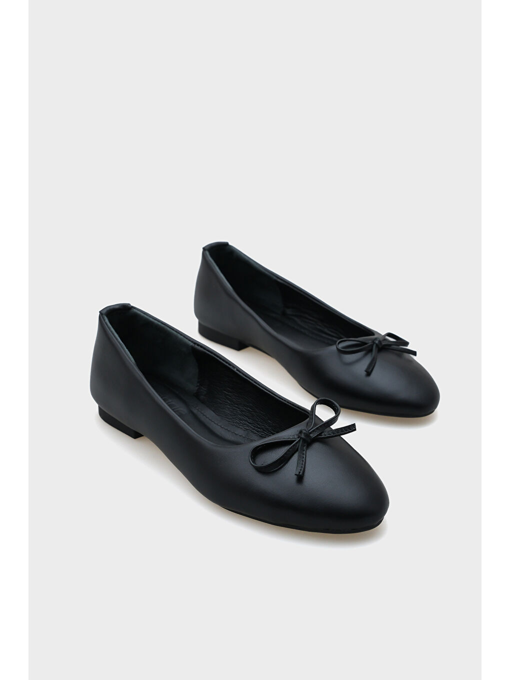 Siyah Bloom Hakiki Deri Fiyonklu Yuvarlak Burunlu Kadın Babet-4