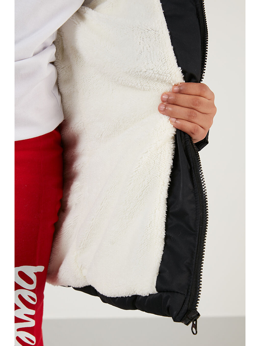 Siyah Yakası Suni Kürklü İçi Pelüş Astarlı Kapüşonlu Cepli Kız Çocuk Mont 6034040-5