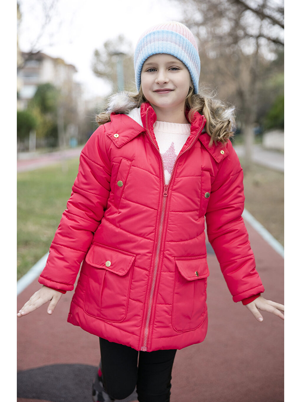 Kırmızı Yakası Suni Kürklü İçi Pelüş Astarlı Kapüşonlu Cepli Kız Çocuk Mont 6034040