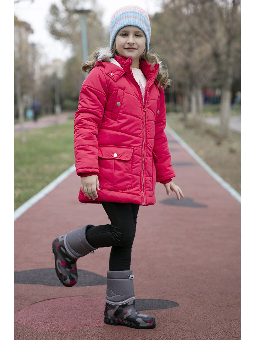 Kırmızı Yakası Suni Kürklü İçi Pelüş Astarlı Kapüşonlu Cepli Kız Çocuk Mont 6034040-1