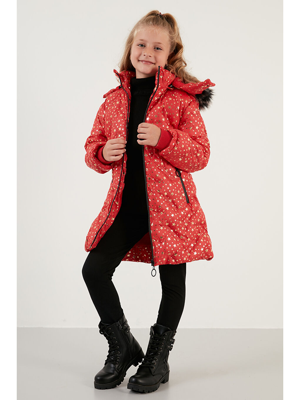 Kırmızı Yakası Suni Kürklü Yıldız Desenli Çıkarılabilir Kapüşonlu Peluş Astarlı Kışlık Mont 5760050-3