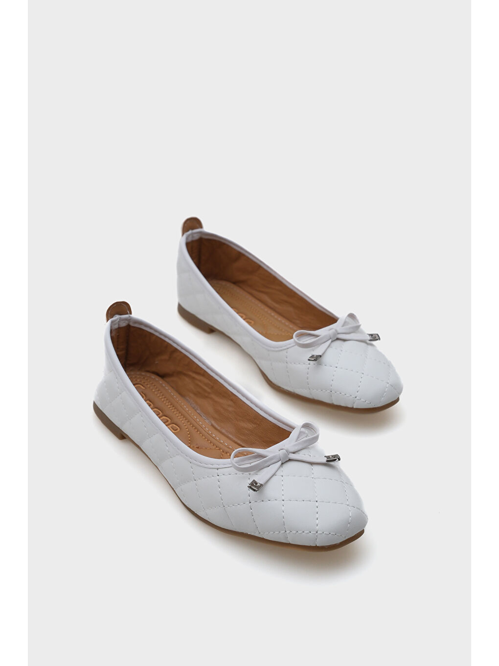 Beyaz Hana Trend Kapitone Kadın Babet-1