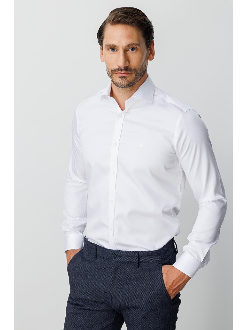 Beyaz Slim Fit Dar Kalıp Klasik Yaka Düz Uzun Kollu Cepsiz %100 Pamuk Gömlek