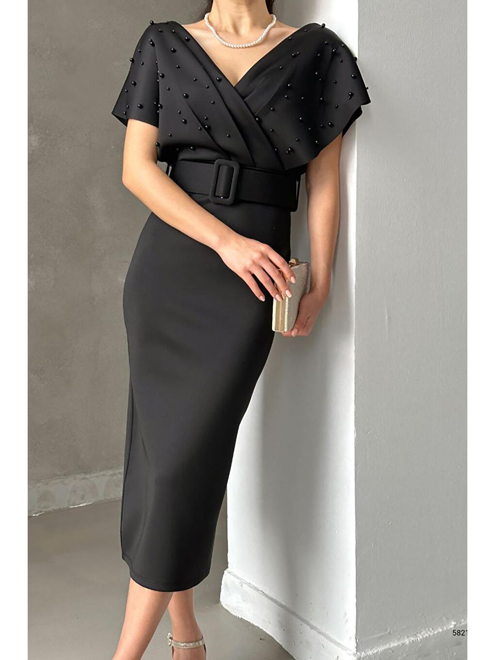 Siyah Kemerli Scuba Kumaş İnci Detaylı Elbise-1