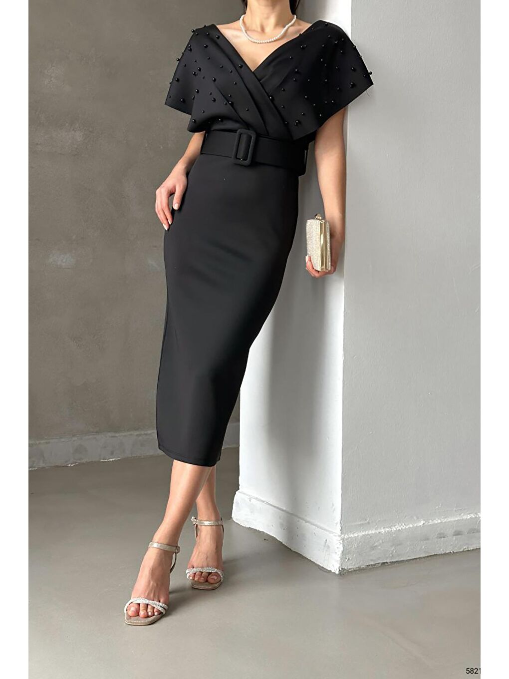 Siyah Kemerli Scuba Kumaş İnci Detaylı Elbise-2