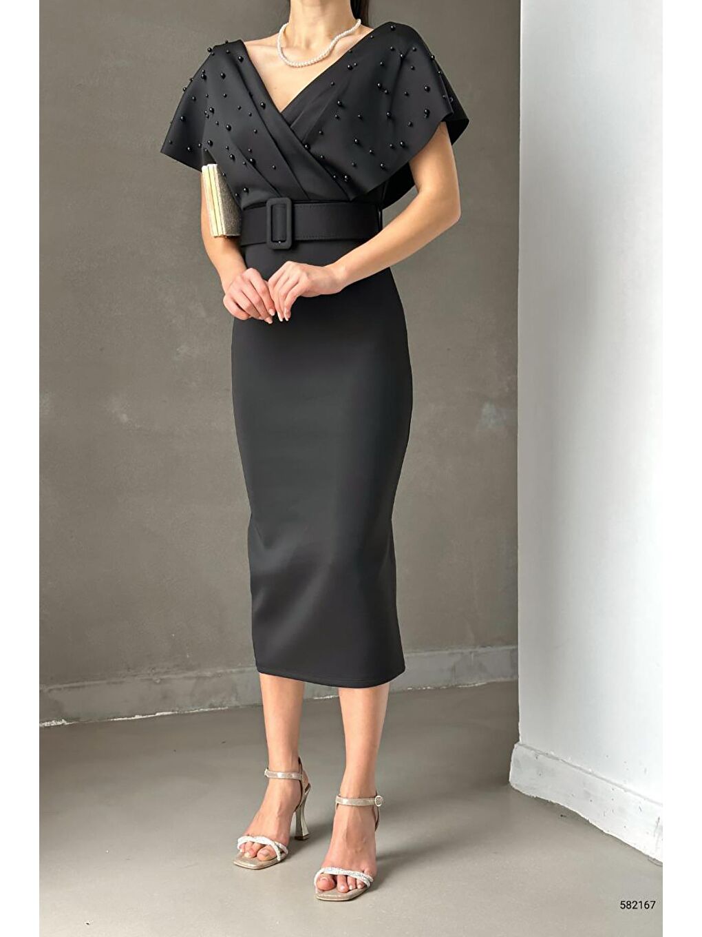 Siyah Kemerli Scuba Kumaş İnci Detaylı Elbise-3