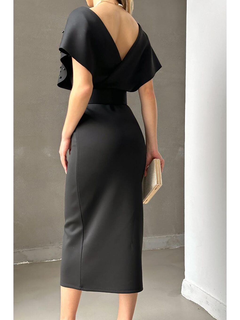 Siyah Kemerli Scuba Kumaş İnci Detaylı Elbise-4